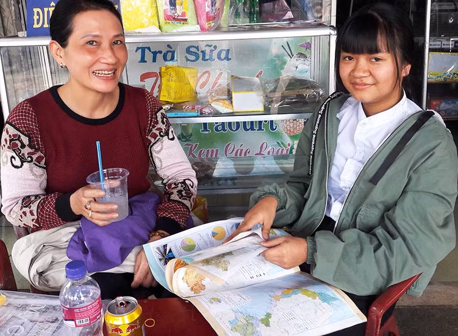 Mẹ và con thỏa mái uống nước nghỉ ngơi, sau ngày thi cuối cùng kết thúc. Ảnh: Đinh Yến