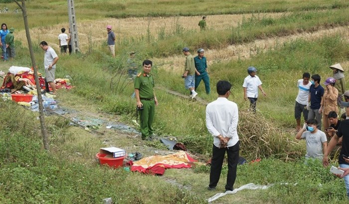 Hai hành khách trong một gia đình tử vong dưới ruộng.  Hai hành khách trong một gia đình tử vong dưới ruộng.