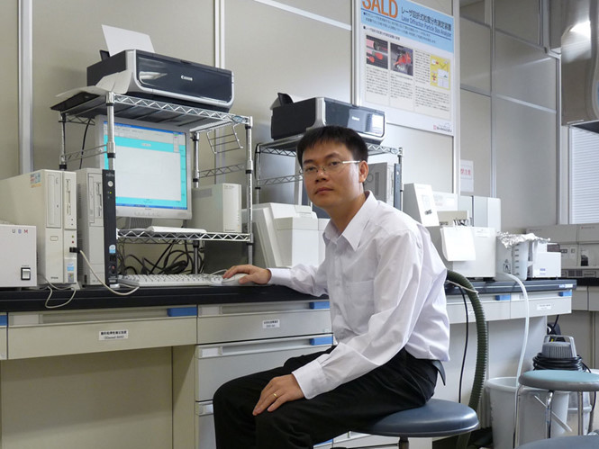 PGS-TS Phạm Văn Hùng trong phòng thí nghiệm PGS-TS Phạm Văn Hùng trong phòng thí nghiệm