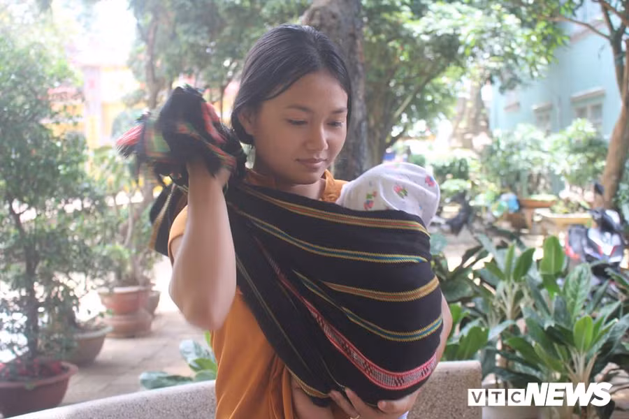 H’Đanila địu con đến điểm thi tại Gia Lai.