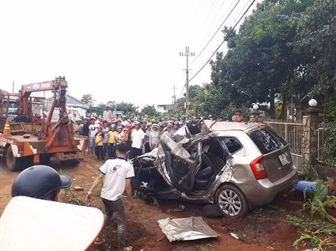 Chiếc ô tô biến dạng sau cú va chạm. Chiếc ô tô biến dạng sau cú va chạm.