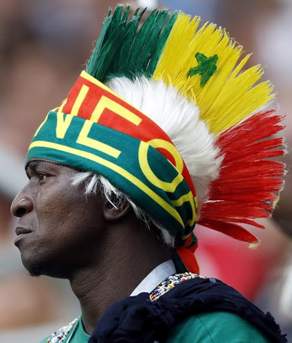 Bộ tóc Mohican đặc biệt của cổ động viên Senegal.