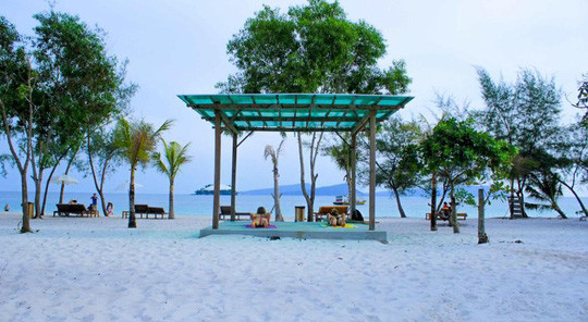  Bãi biển Long Set, Koh Rong: Cách đó một đoạn đi bộ về phía vịnh cực nam của Koh Rong còn có bãi biển Long Set nơi người dân địa phương trồng dừa, xoài và hạt điều. Bãi biển này có resort đẳng cấp riêng biệt thu hút nhiều du khách trên khắp thế giới.