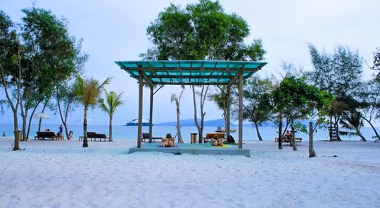  Bãi biển Long Set, Koh Rong: Cách đó một đoạn đi bộ về phía vịnh cực nam của Koh Rong còn có bãi biển Long Set nơi người dân địa phương trồng dừa, xoài và hạt điều. Bãi biển này có resort đẳng cấp riêng biệt thu hút nhiều du khách trên khắp thế giới.