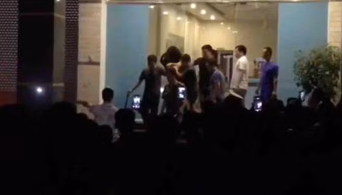 Nghi phạm được đưa về trụ sở công an.