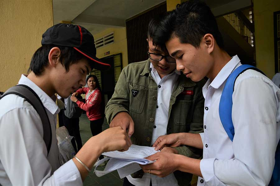 Các thí sinh tại điểm Trường THPT Lê Lợi trao đổi kết quả bài thi môn Toán-ảnh Phương Vi.jpg