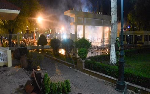  Hiện trường vụ gây rối tại khu vực trụ sở UBND tỉnh Bình Thuận.