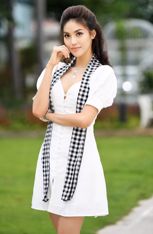  Hoà cùng trào lưu sử dụng trang phục trắng được sao Việt ưa chuộng trong mùa hè, Lan Khuê thanh lịch với thiết kế váy tay bồng, cài nút kiểu dáng cổ điển.