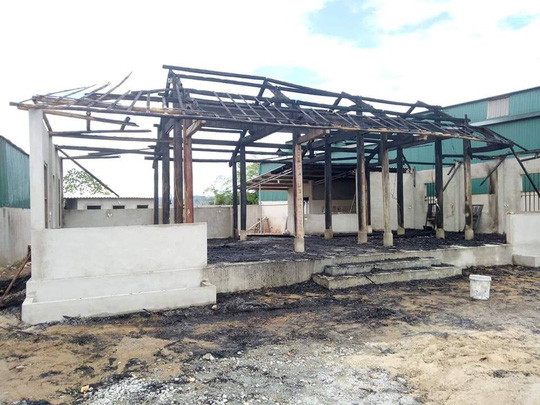 Hiện trường quán ăn của anh Nhân bị thiêu rụi hoàn toàn Hiện trường quán ăn của anh Nhân bị thiêu rụi hoàn toàn