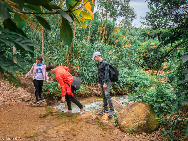 Theo đó, Linh Đức xuất phát từ Thái Bình lúc 6h30 sáng và mất khoảng 2 giờ 30 phút để di chuyển đến núi Chồng (Quảng Ninh). Theo Đức, để vào được khu vực có mỏm đá “sống ảo” nổi tiếng này, phải vượt qua 2 quả núi với nhiều đoạn đường đất gồ ghề, khó đi. Nếu không phải là dân bản địa thì buộc phải có người dẫn đường. “Đường đi chủ yếu là đường rừng, vô cùng lắt léo và rất nhiều lối rẽ, nếu đi theo đoàn không bám sát nhau thì rất có thể sẽ bị lạc”, Đức nói. Theo đó, Linh Đức xuất phát từ Thái Bình lúc 6h30 sáng và mất khoảng 2 giờ 30 phút để di chuyển đến núi Chồng (Quảng Ninh). Theo Đức, để vào được khu vực có mỏm đá “sống ảo” nổi tiếng này, phải vượt qua 2 quả núi với nhiều đoạn đường đất gồ ghề, khó đi. Nếu không phải là dân bản địa thì buộc phải có người dẫn đường. “Đường đi chủ yếu là đường rừng, vô cùng lắt léo và rất nhiều lối rẽ, nếu đi theo đoàn không bám sát nhau thì rất có thể sẽ bị lạc”, Đức nói.