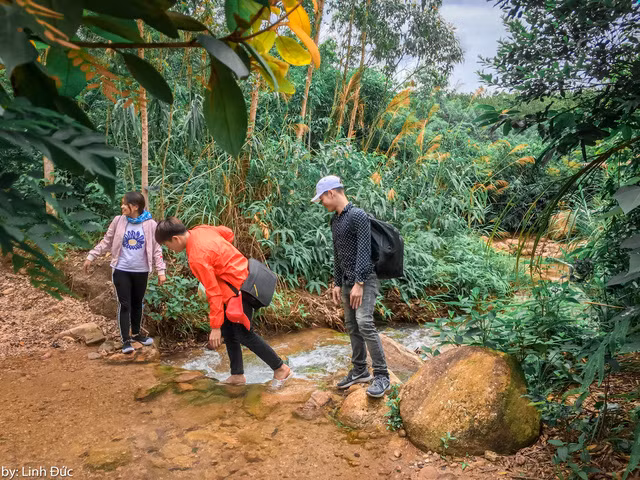 Theo đó, Linh Đức xuất phát từ Thái Bình lúc 6h30 sáng và mất khoảng 2 giờ 30 phút để di chuyển đến núi Chồng (Quảng Ninh). Theo Đức, để vào được khu vực có mỏm đá “sống ảo” nổi tiếng này, phải vượt qua 2 quả núi với nhiều đoạn đường đất gồ ghề, khó đi. Nếu không phải là dân bản địa thì buộc phải có người dẫn đường. “Đường đi chủ yếu là đường rừng, vô cùng lắt léo và rất nhiều lối rẽ, nếu đi theo đoàn không bám sát nhau thì rất có thể sẽ bị lạc”, Đức nói. Theo đó, Linh Đức xuất phát từ Thái Bình lúc 6h30 sáng và mất khoảng 2 giờ 30 phút để di chuyển đến núi Chồng (Quảng Ninh). Theo Đức, để vào được khu vực có mỏm đá “sống ảo” nổi tiếng này, phải vượt qua 2 quả núi với nhiều đoạn đường đất gồ ghề, khó đi. Nếu không phải là dân bản địa thì buộc phải có người dẫn đường. “Đường đi chủ yếu là đường rừng, vô cùng lắt léo và rất nhiều lối rẽ, nếu đi theo đoàn không bám sát nhau thì rất có thể sẽ bị lạc”, Đức nói.