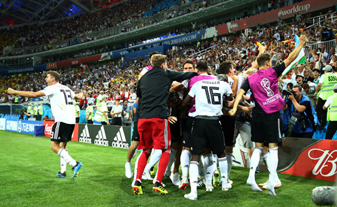 Tuyển Đức ăn mừng chiến thắng như thể họ vừa vô địch World Cup.