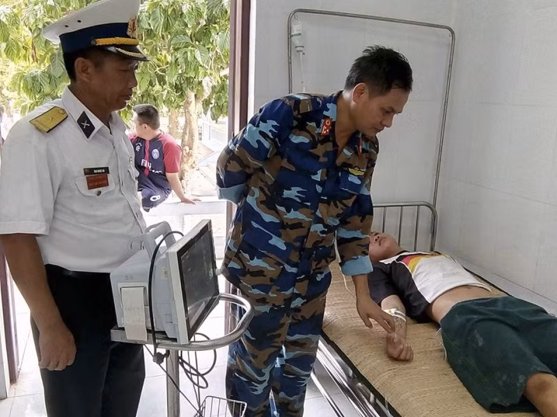  Ngư dân Trần Triệu đã qua cơn nguy kịch đang được các bác sĩ đảo Song Tử Tây chăm sóc. Ảnh: Đăng Hồng