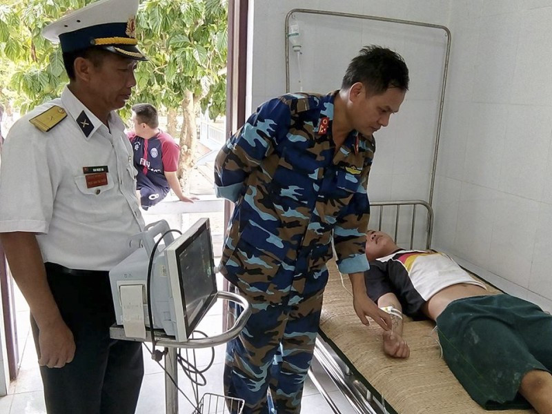  Ngư dân Trần Triệu đã qua cơn nguy kịch đang được các bác sĩ đảo Song Tử Tây chăm sóc. Ảnh: Đăng Hồng