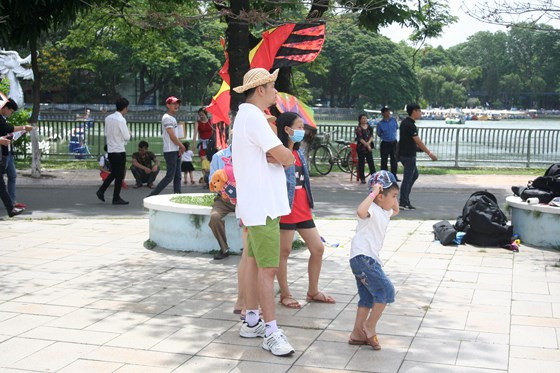  Nhiều gia đình cùng nhau đến xem trình diễn diều nghệ thuật