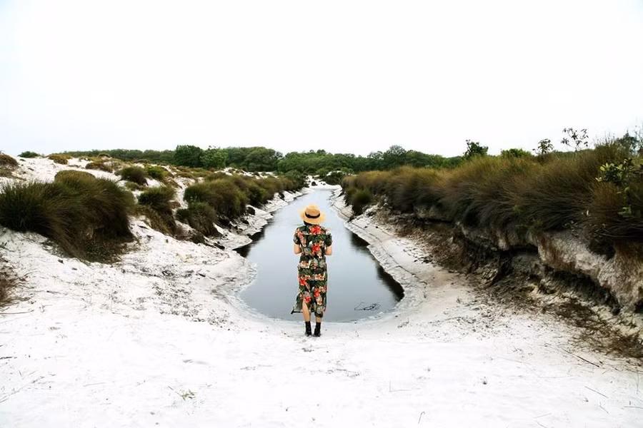 Dòng sông đôi bờ cát trắng. Ảnh: Nguyễn Mạnh Hùng