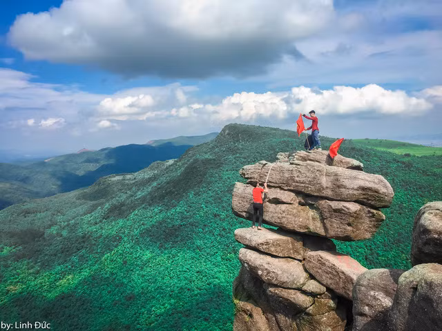 Kinh nghiệm check-in tốt nhất là không nên leo trèo lên bề mặt phiến đá trên cùng bởi kết cấu của đá khá yếu, chênh vênh. Bạn chỉ nên đứng ở các phiến đá bám chắc mặt đất, sau đó lựa chọn các góc chụp để tạo ra những bức ảnh ấn tượng. Kinh nghiệm check-in tốt nhất là không nên leo trèo lên bề mặt phiến đá trên cùng bởi kết cấu của đá khá yếu, chênh vênh. Bạn chỉ nên đứng ở các phiến đá bám chắc mặt đất, sau đó lựa chọn các góc chụp để tạo ra những bức ảnh ấn tượng.