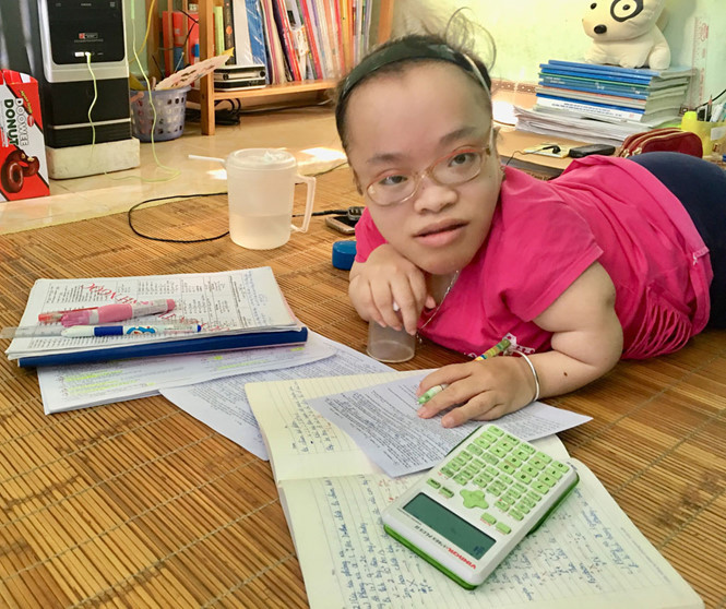 Hoài Thương ôn thi ở nhà