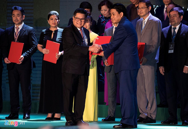 Hà Nội trao quyết định chủ trương đầu tư cho 71 dự án. Ảnh: Việt Linh. Hà Nội trao quyết định chủ trương đầu tư cho 71 dự án. Ảnh: Việt Linh.