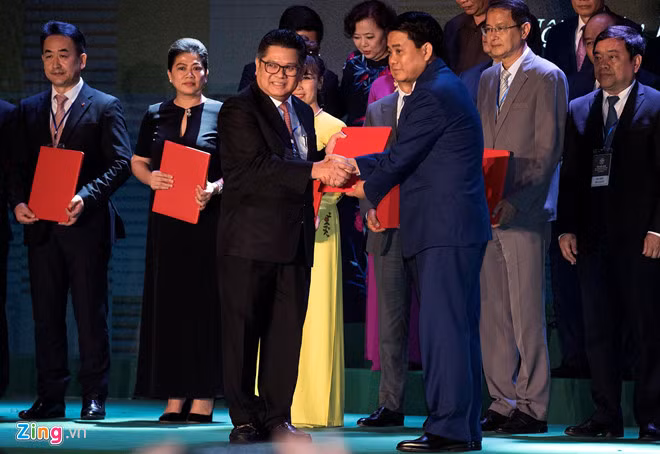 Hà Nội trao quyết định chủ trương đầu tư cho 71 dự án. Ảnh: Việt Linh.