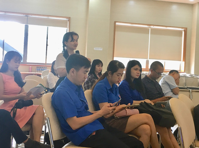 Các đoàn viên phát biểu ý kiến về việc ứng xử trên mạng xã hội của người trẻ hiện nay