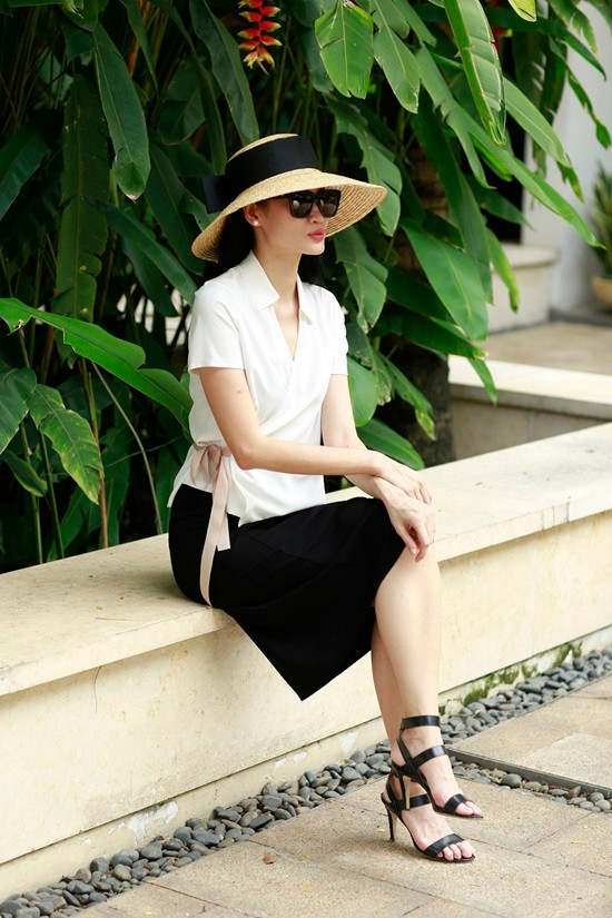 Thứ năm, áo quấn kèm thắt lưng cùng chân váy midi là cách mặc đơn giản và luôn hiệu quả cho những cô gái ngại phối đồ. Thứ năm, áo quấn kèm thắt lưng cùng chân váy midi là cách mặc đơn giản và luôn hiệu quả cho những cô gái ngại phối đồ.