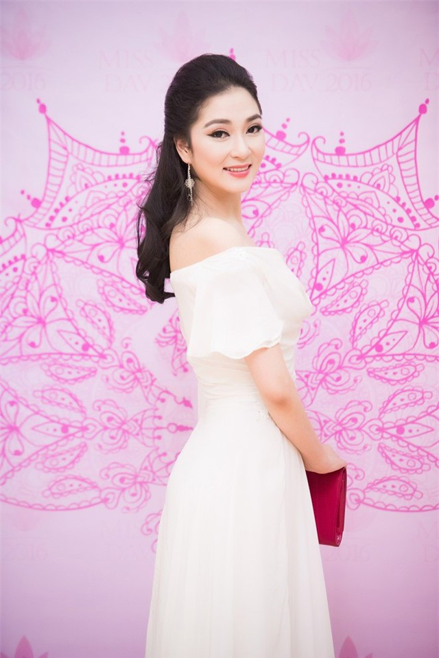 Sau đó, mỹ nhân Hải Phòng quyết định nghỉ việc tại VTV để phát triển việc kinh doanh. Bên cạnh đó, Nguyễn Thị Huyền về công tác tại Viện nghiên cứu và Truyền thông của Học viện Báo chí và Tuyên truyền. Sau đó, mỹ nhân Hải Phòng quyết định nghỉ việc tại VTV để phát triển việc kinh doanh. Bên cạnh đó, Nguyễn Thị Huyền về công tác tại Viện nghiên cứu và Truyền thông của Học viện Báo chí và Tuyên truyền.