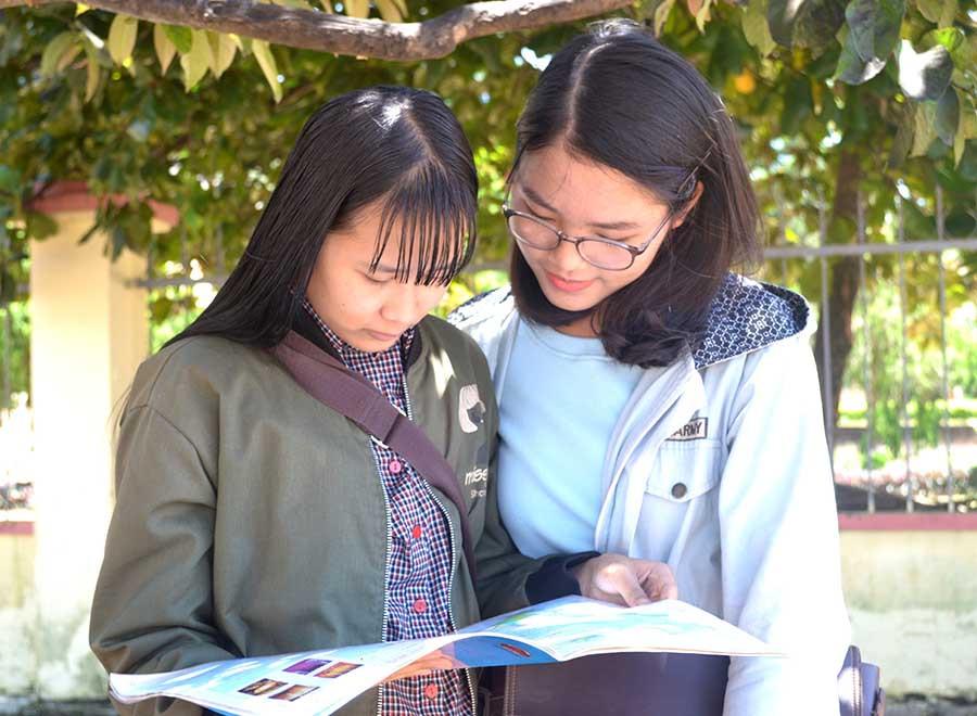 6 hí sinh dự thi tại điểm thi Trường THPT Nguyễn Huệ (huyện Đak Đoa) trao đổi sau khi kết thúc bài thi tổ hợp Khoa học xã hội sáng nay. Ảnh: Lê Hòa 6 Thí sinh dự thi tại điểm thi Trường THPT Nguyễn Huệ (huyện Đak Đoa) trao đổi sau khi kết thúc bài thi tổ hợp Khoa học xã hội sáng nay. Ảnh: Lê Hòa