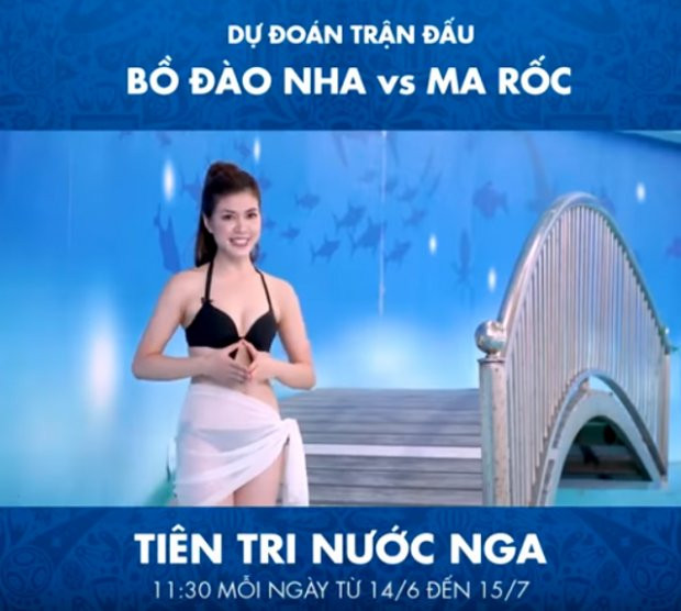 MC Thu Hằng trong trang phục bikini khi dẫn chương trình ‘Tiên tri nước Nga’. 