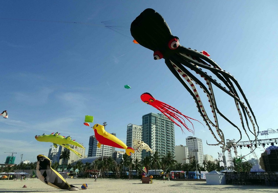 Các con diều đủ hình dáng, màu sắc, kích thước được thả bay lượn tạo nên một không gian ấn tượng trên bầu trời. 