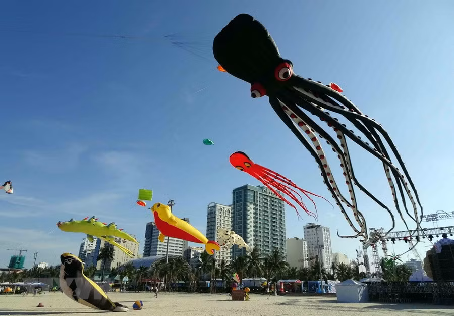 Các con diều đủ hình dáng, màu sắc, kích thước được thả bay lượn tạo nên một không gian ấn tượng trên bầu trời. 
