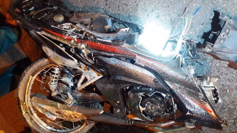 Tại hiện trường, chiếc xe máy của nạn nhân bị bánh ô tô cắt lìa phần đầu xe.