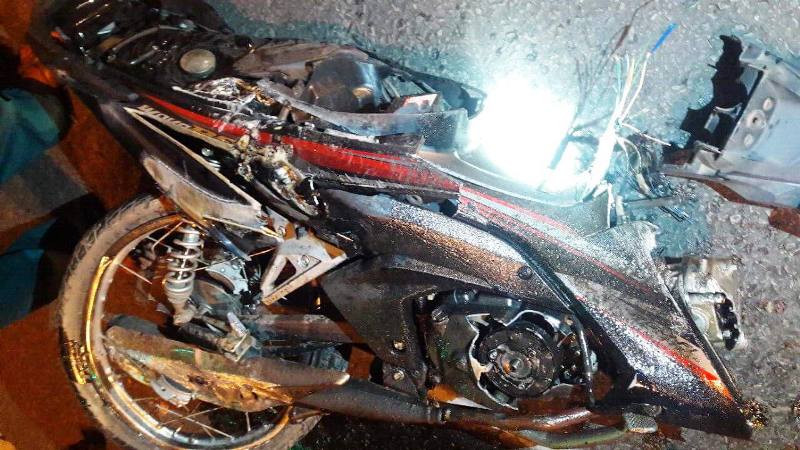 Tại hiện trường, chiếc xe máy của nạn nhân bị bánh ô tô cắt lìa phần đầu xe.