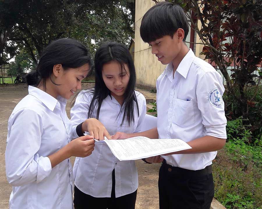 6Thí sinh điểm trường PT Dân tộc Nội trú tỉnh trao đổi đáp án môn tiếng Anh. Ảnh: Đinh Yến