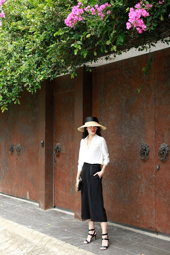 Ngày đầu tuần đi làm, bạn có thể diện sơ mi trắng với quần ống lửng gam đen trắng kinh điển. Ngày đầu tuần đi làm, bạn có thể diện sơ mi trắng với quần ống lửng gam đen trắng kinh điển.