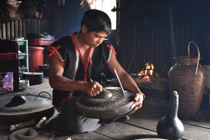 Rơ Châm Van đang chỉnh chiêng.
