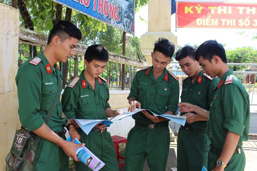 Các chiến sĩ tham gia thi tại điểm thi Trường THCS Phạm Hồng Thái (TP. Pleiku). Ảnh: Phan Lài Các chiến sĩ tham gia thi tại điểm thi Trường THCS Phạm Hồng Thái (TP. Pleiku). Ảnh: Phan Lài