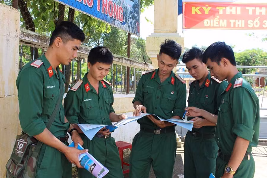 Các chiến sĩ tham gia thi tại điểm thi Trường THCS Phạm Hồng Thái (TP. Pleiku). Ảnh: Phan Lài