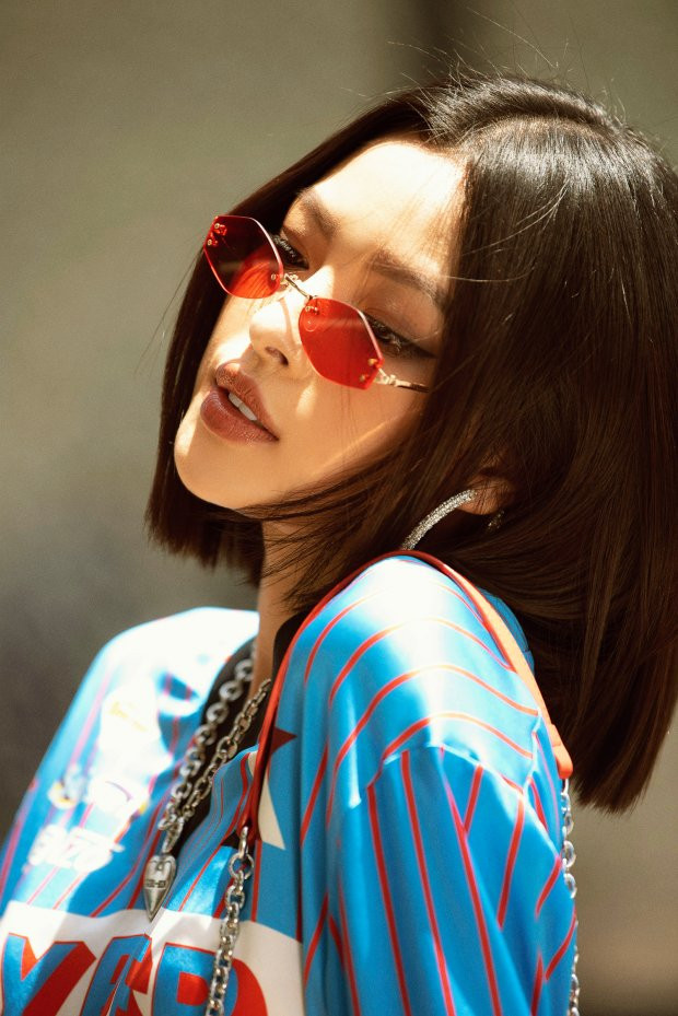 Khi thời trang retro trở lại và lên ngôi thì kiểu tóc cũng phải đồng điệu retro. Long bob mang âm hưởng thập niên 80s, 90s là lựa chọn hoàn hảo đối với những cô nàng yêu thích sự cổ điển nhưng không kém phần thời thượng như Tú Hảo.