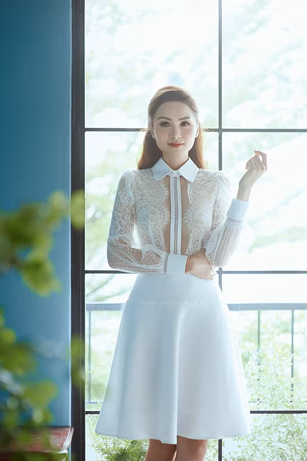 Sơ mi xuyên thấu được xử lý chất liệu một cách tinh tế để mang đến mẫu áo nửa kín, nửa hở.