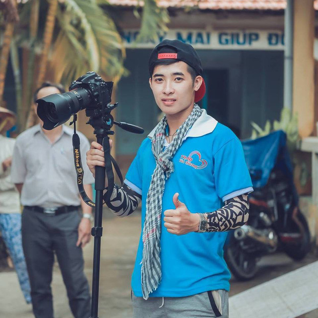  Yêu nghệ thuật nhiếp ảnh, Phúc Thịnh dạy thêm cho sinh viên kỹ thuật quay phim, chụp ảnh. Bên cạnh đó, ngoài giờ lên lớp, Thịnh còn tổ chức cho sinh viên ĐH FPT tham gia các hoạt động thiện nguyện.