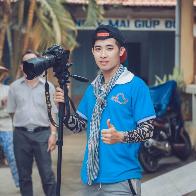  Yêu nghệ thuật nhiếp ảnh, Phúc Thịnh dạy thêm cho sinh viên kỹ thuật quay phim, chụp ảnh. Bên cạnh đó, ngoài giờ lên lớp, Thịnh còn tổ chức cho sinh viên ĐH FPT tham gia các hoạt động thiện nguyện.