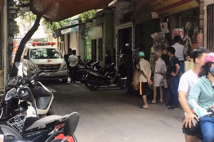  Hiện trường xảy ra vụ việc trên phố Nguyễn Phúc Lai (Đống Đa).