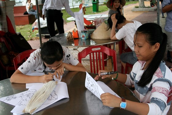 Các em thiếu nhi chăm chú làm diều theo sở thích