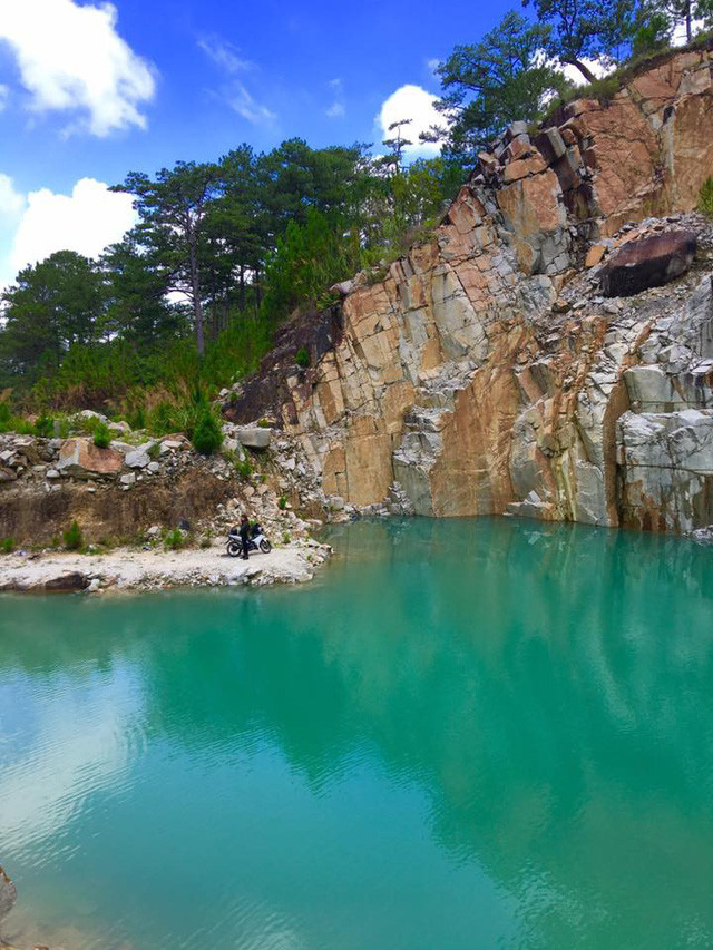 Hồ nước trong xanh, đẹp như một bức tranh của 