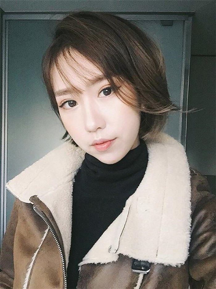 Cô nàng cũng chịu khó thay đổi hình ảnh dịu dàng, nền nã với kiểu tóc lệch một bên.