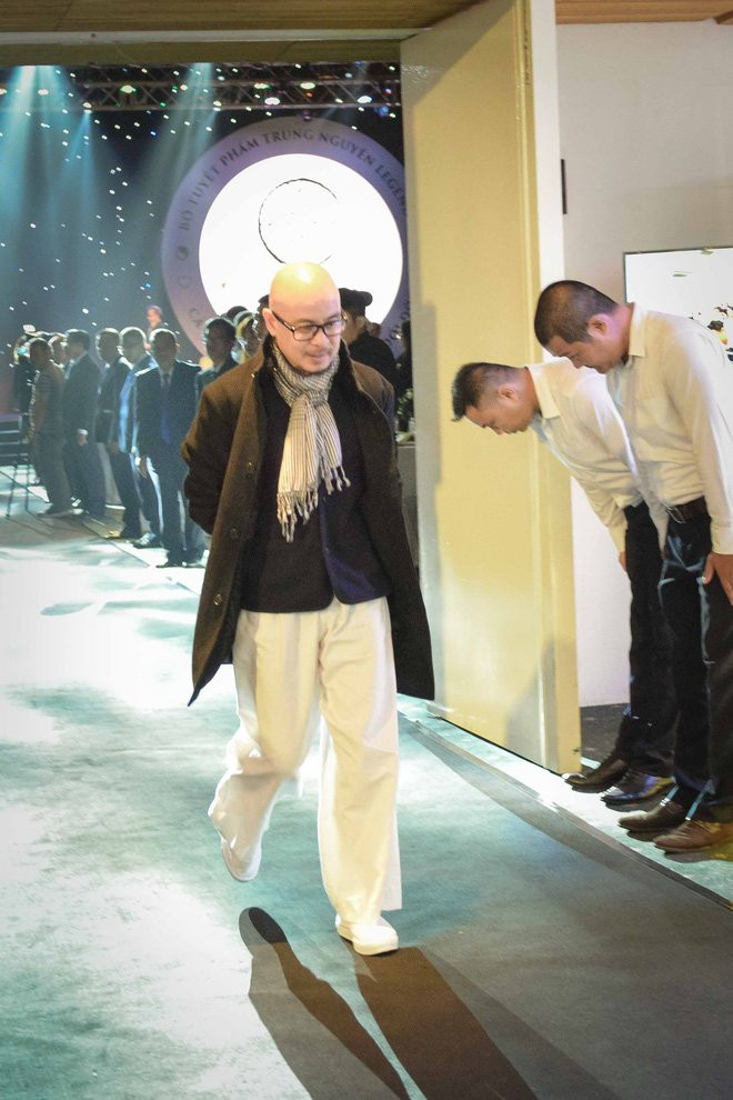  Ở lối đi chính xuất hiện hàng chục nam nhân viên áo vest đen, sơ mi trắng sắp thành hai hàng, cúi rạp người đón ông (theo Nhịp sống Kinh tế).