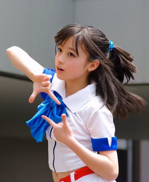 Năm 2013, các bức ảnh Kanna Hashimoto tại một buổi trình diễn được nhiều khán giả chia sẻ trên mạng xã hội. Ca sĩ 14 tuổi trở thành từ khóa tìm kiếm nổi bật trên Internet. Theo Et, trang web công ty quản lý của Kanna bị nghẽn do lượng người truy cập tăng đột biến.