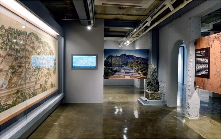 Làng bảo tàng Donuimoon được khai trương vào tháng 9/2017, có vị trí nằm giữa Viện bảo tàng nghệ thuật Seoul và bệnh viện Gangbuksamsung gần ga Seodaemun. Đây là khu vực còn lưu lại dấu tích về cuộc sống thường ngày của người dân địa phương với những con hẻm mang tính sáng tạo ở Tứ Đại Môn (4 cổng thành lớn) thời Hán Dương Đô Thành. Làng bảo tàng Donuimoon được khai trương vào tháng 9/2017, có vị trí nằm giữa Viện bảo tàng nghệ thuật Seoul và bệnh viện Gangbuksamsung gần ga Seodaemun. Đây là khu vực còn lưu lại dấu tích về cuộc sống thường ngày của người dân địa phương với những con hẻm mang tính sáng tạo ở Tứ Đại Môn (4 cổng thành lớn) thời Hán Dương Đô Thành.