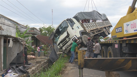 Chiếc xe tải lọt xuống mương thoát nước của quốc lộ. Chiếc xe tải lọt xuống mương thoát nước của quốc lộ.